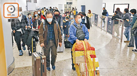 高鐵西九龍站昨有大批旅客、一家大小趕搭「尾班車」返回香港。（黃偉邦攝）