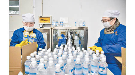企業加快生產高效消毒液應對疫情。（中新社圖片）