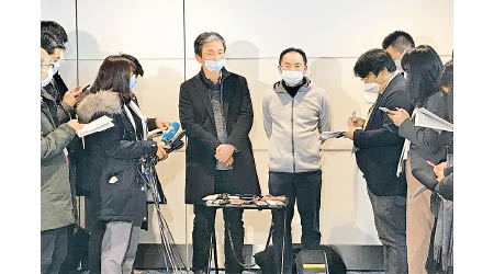 乘坐日本政府包機的乘客抵達羽田機場後受訪。（美聯社圖片）