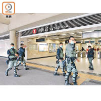 港鐵沙田站有防暴警戒備。（張世洋攝）