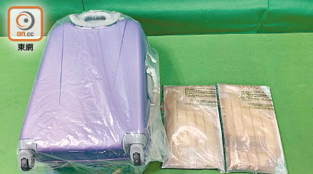 海關在男遊客行李箱的暗格檢獲約二點二公斤可卡因。