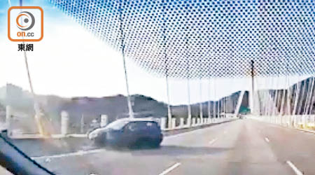 私家車在汀九橋行駛期間突然自炒撞欄，網民就慶幸司機「冇衝落海」。
