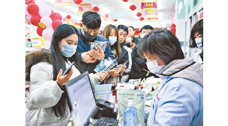 合肥<br>合肥市民眾在藥店排隊買口罩。（中新社圖片）