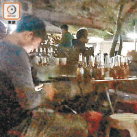 飲酒作樂<br>數名南亞裔男子在附近商舖購買大量啤酒後，隨即開攜同的擴音器聽歌飲酒作樂。
