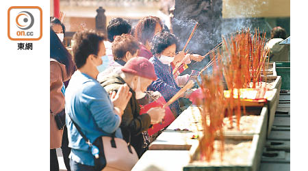 黃大仙祠內香火鼎盛人流如鯽。（胡家豪攝）