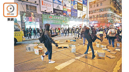 示威者用雜物堵路。（李志湧攝）