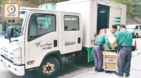 葉錦富預計機場空郵中心已積存約一萬件特快專遞郵件，估計一半為口罩。