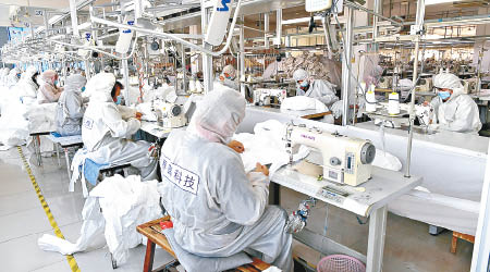 福建福州的工廠趕製防護服。（中新社圖片）