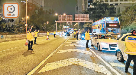 警員對私家車司機進行酒精呼氣測試。