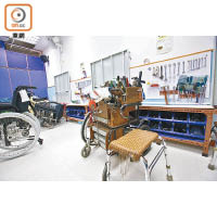 義工需當值，協助檢查及維修手推輪椅和輔助工具。