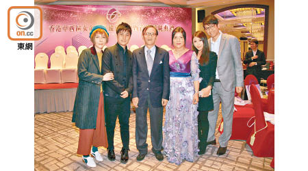 副會長陳雅輝（右三）就職，丈夫許先生（左三）及兩名女兒同女婿都嚟捧場。