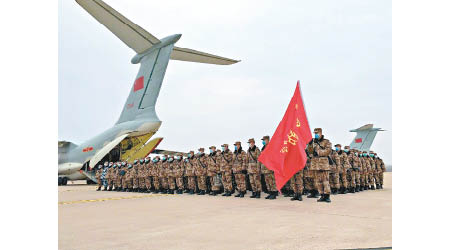 大批解放軍醫療人員乘專機抵達。