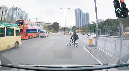 單車阿伯企圖衝過馬路，險撞向私家車車身。