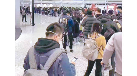 大批留學生在廣州白雲機場排隊辦理退票。
