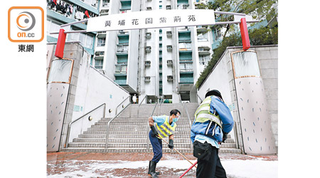 食環署派員清潔黃埔花園紫荊苑對開街道。（黃偉邦攝）