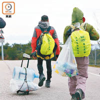 手推車及各類膠樽都是山野垃圾。