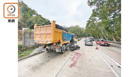 現場遺下一攤血漬。（曾志恒攝）