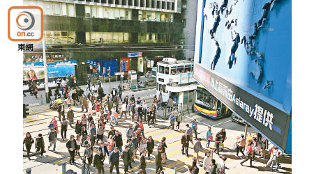 調查指香港在東亞區最適宜外派僱員居住地點的排名急跌五十二位至第九十三位。