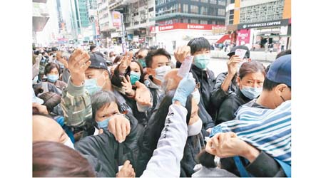 香港<br>口罩價格高昂且供應不足，屢現市民搶購亂象。