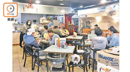 長康邨內茶餐廳的生意受康美樓疫情影響下跌。（何天成攝）
