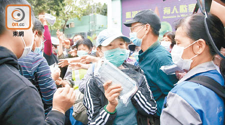 全港社區抗疫連線昨向清潔工派逾萬個口罩。（陳亦瀅攝）