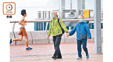 天文台建議寒冷天氣警告生效期間，市民須多穿禦寒衣物。（鄭家俊攝）