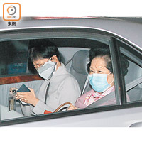 余若薇（左）同陳方安生（右）同車離開。