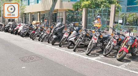 加路連山道公眾電單車泊位泊滿「學牌」電單車。（朱先儒攝）