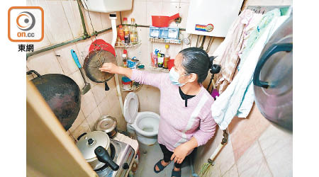 所住劏房廚廁合一，張女士坦言擔心衞生問題，例如沖廁水會「噴到啲飯餸」。