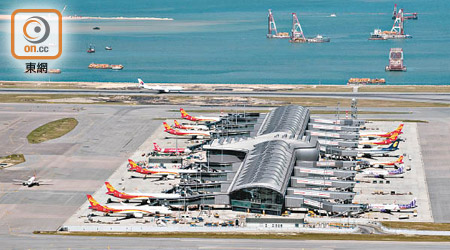 多個國家對香港實施入境限制，機場客量大減。