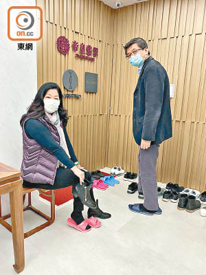董吳玲玲（左）同鄭穩偉（右）要換咗拖鞋先入得公司。