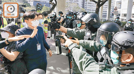 防暴警拿着胡椒噴霧指向人群。（陳德賢攝）