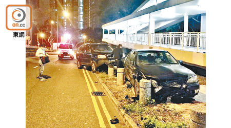 事主駕駛的私家車車頭損毀。（梁國雄攝）