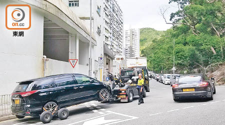 新界南總區一連三日打擊違泊，拖走阻塞道路的車輛。