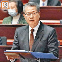 陳茂波昨宣讀新一份財政預算案。（羅錦鴻攝）