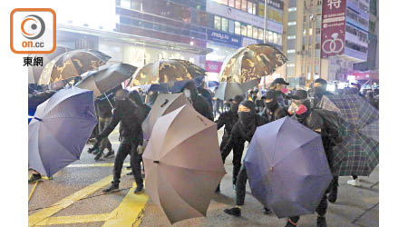 一眾暴徒擺出傘陣與警方對峙。（李志湧攝）