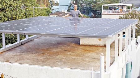 有市民於屋頂設置太陽能板。