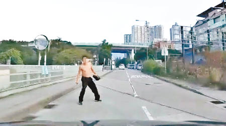 大埔一名赤膊男突然衝至正行駛的私家車前，被網民質疑是屈錢的「碰瓷黨」。
