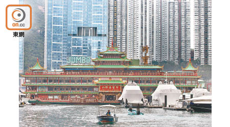 珍寶海鮮舫今日起暫停營業，直至另行通知。（曾志恆攝）