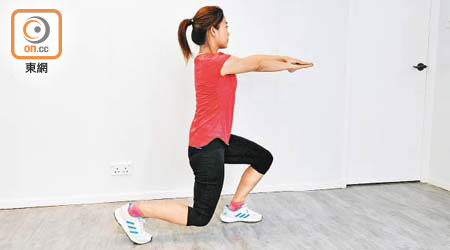 箭步蹲可訓練臀部及大腿後側肌肉。（李志湧攝）