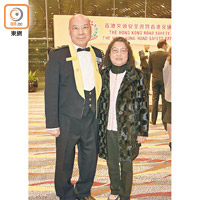交通安全隊副總監梁青華（左）同太太（右）一齊出席晚宴。