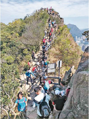 不少市民難忍困在家中鬱悶，趁假日到郊野公園呼吸新鮮空氣。