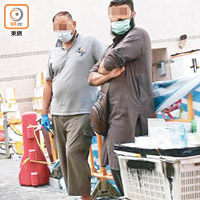元朗：兩名南亞人在維修道路地盤旁邊擺賣口罩，衞生欠佳。