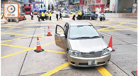 三車意外後橫亘路中。（胡德威攝）