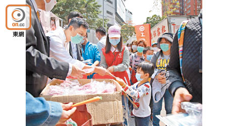 工聯會於藍田啟田商場外向學童派發防疫物資。（溫國佳攝）