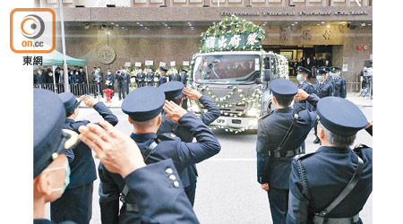 靈車離開時，海關人員敬禮送別。（李志湧攝）