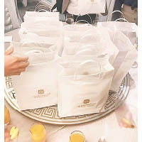 酒樓員工將酒席菜式妥善包裝，賓客一人一袋。（互聯網圖片）
