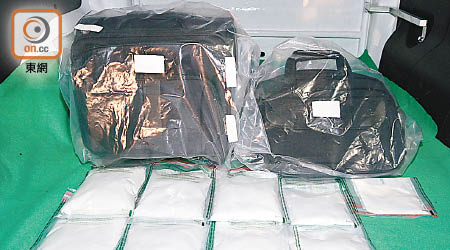 關員在手提行李及公事包的暗格內搜出懷疑毒品。（郭垂垂攝）