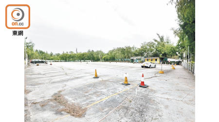 皇崗口岸附近停車場幾乎沒有車輛停泊。（陳德賢攝）