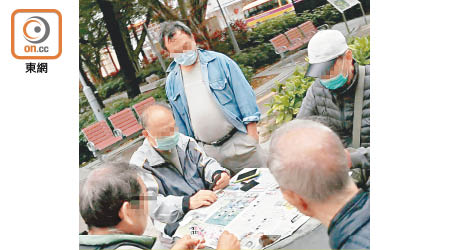 深水埗：麗閣邨內有長者玩十五湖，枱上沒有現金，以紙筆先記數，當中有人無戴口罩。
